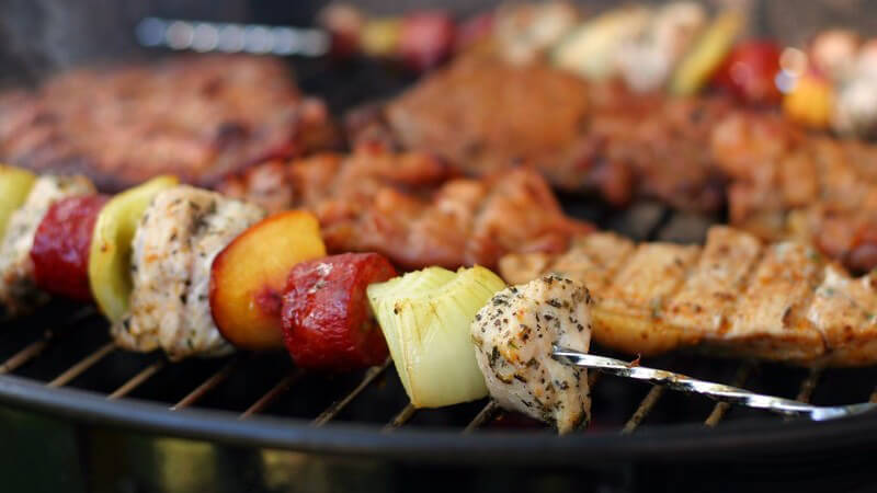 Fleisch und Spieße auf Grill