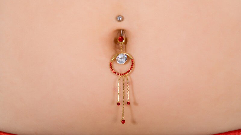 Nahaufnahme Bauchnabelpiercing mit Kettchen