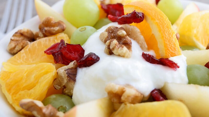 Obstsalat mit Walnüssen und Joghurt