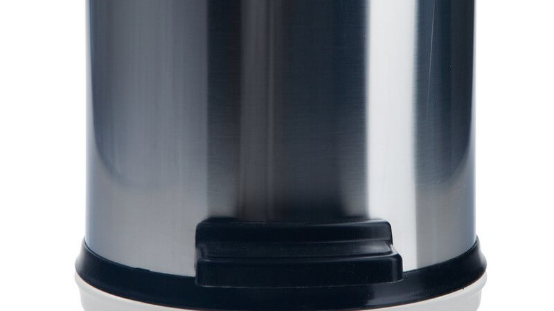 Geschlossener Edelstahl Mülleimer auf weißem Hintergrund