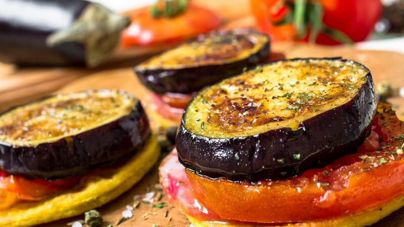 Tapas mit Auberginen- und Tomatenscheiben