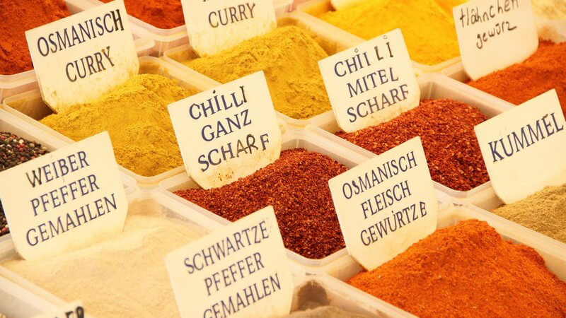 Ausschnitt Stand auf Wochenmarkt mit Gewürzen wie Chili, Kümmel, Pfeffer und Curry