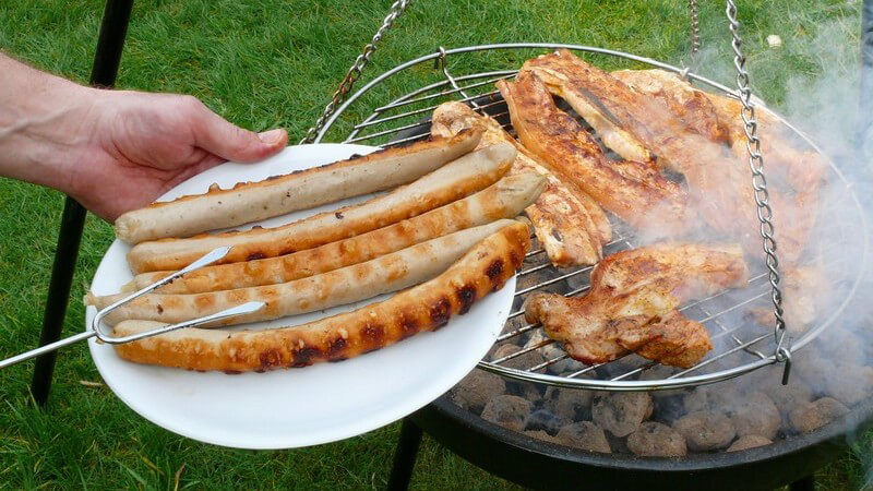 Bratwürste werden von Grillrost genommen