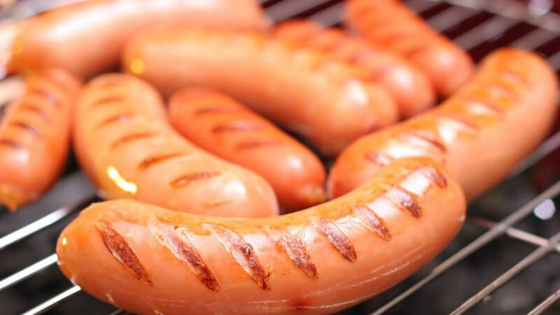 Nahaufnahme Würste auf Grillrost