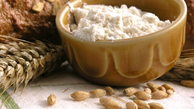 Mehl in Schüssel, Weizenkörner, frisch gebackenes Brot