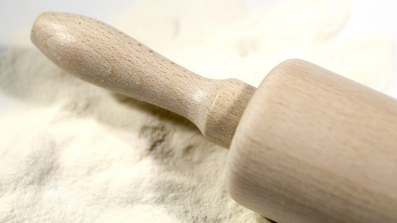 Nahaufnahme Nudelholz auf Mehl