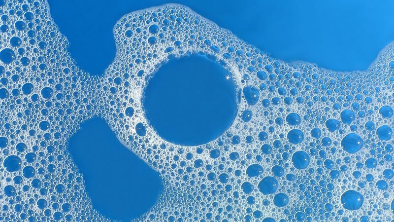 Badeschaum auf blauem Hintergrund