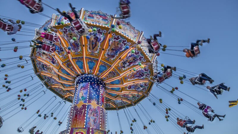 Fahrendes Kettenkarussell auf Jahrmarkt oder im Freizeitpark