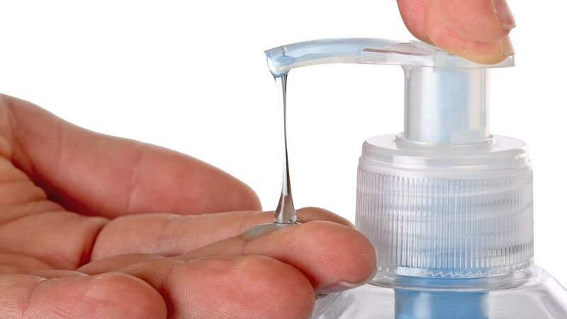 Nahaufnahme Hände mit Flüssigseife aus Seifenspender