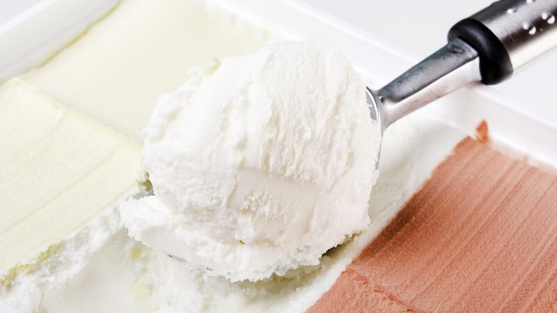 Eis auf Löffel in Eispackung