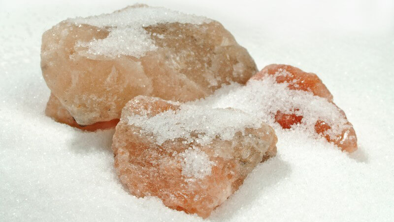 Salz auf Steinen auf weißem Hintergrund