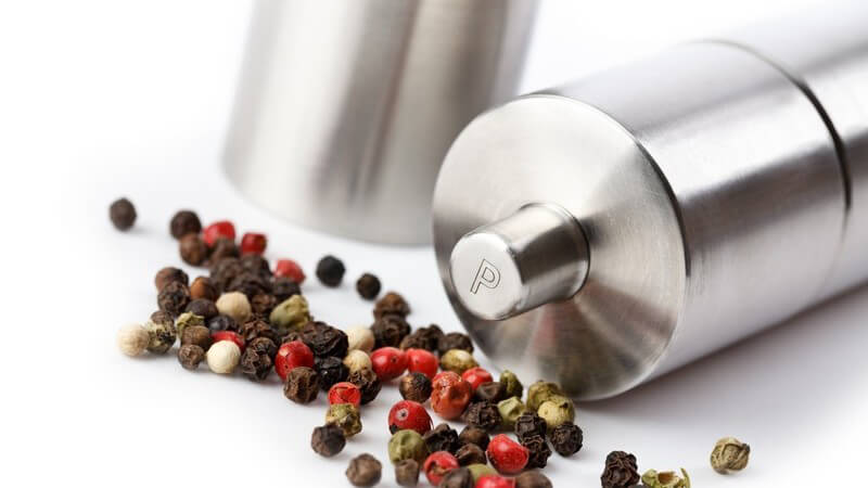 Pfeffermühlen, davor bunte Pfefferkörner
