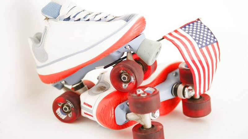 Weiße Rollschuhe mit roten Rollen und Flagge der USA