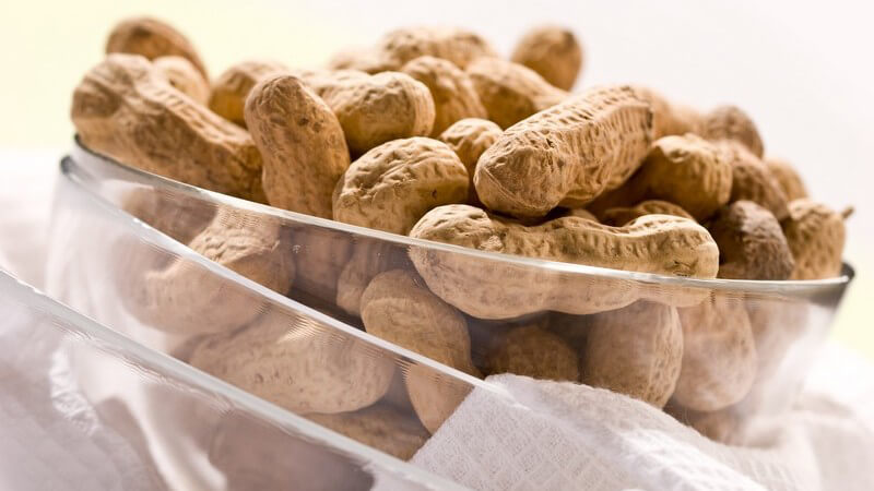 Nahaufnahme ganze Erdnüsse in Glasschüssel