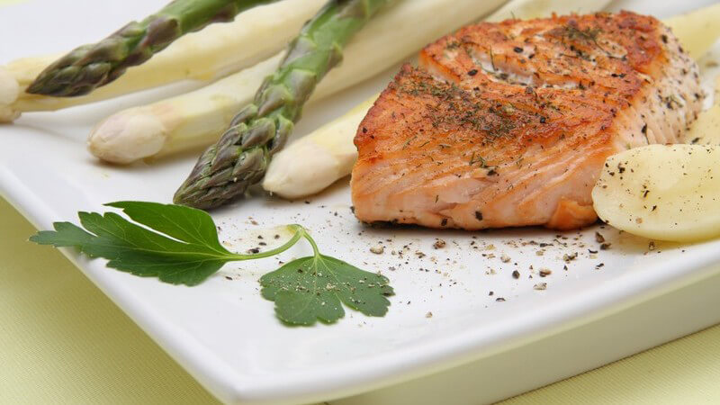Spargel mit Lachs auf weißem Teller