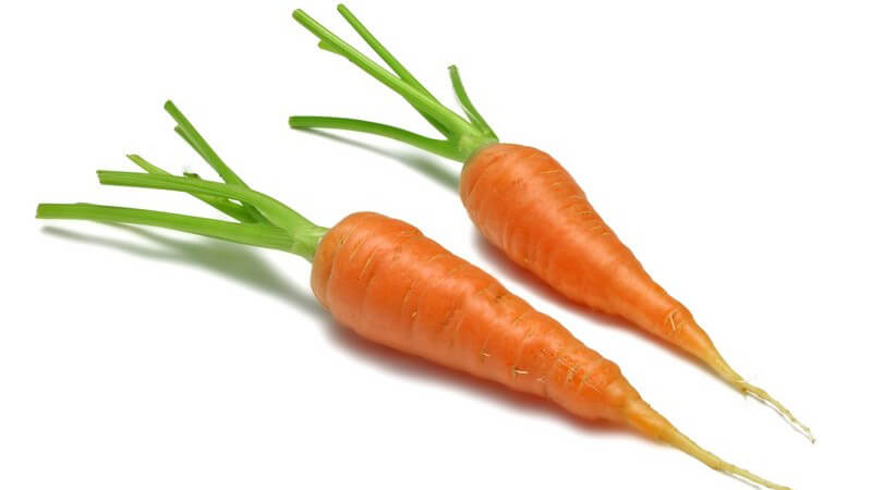 Zwei Karotten auf weißem Hintergrund