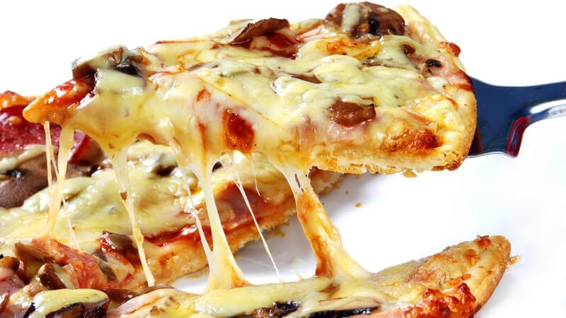 Nahaufnahme Stück Pizza wird serviert