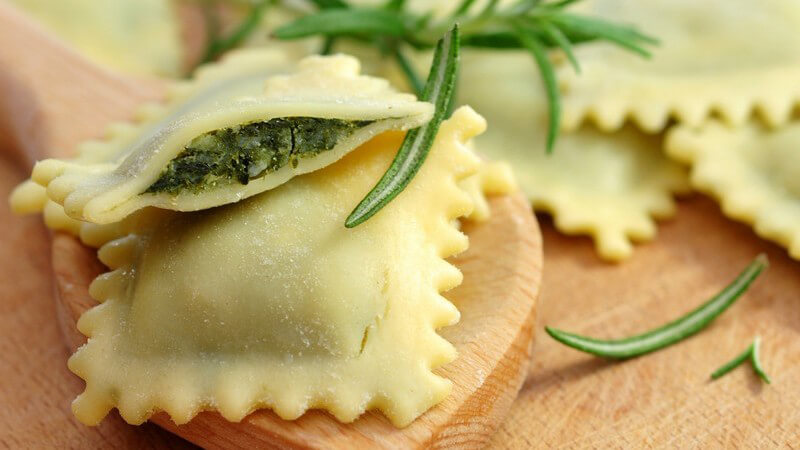 Mit Kräutern gefüllte Maultaschen mit Rosmarinzweig