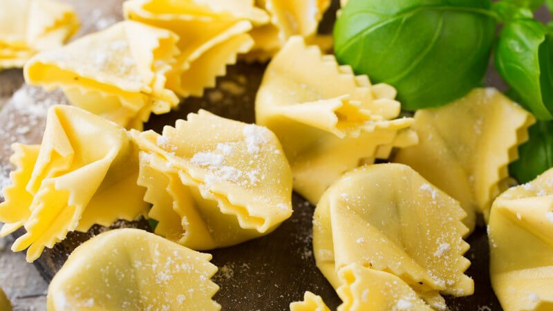 Selbstgemachte italienische Ravioli/Saccottini gefüllt mit Pesto
