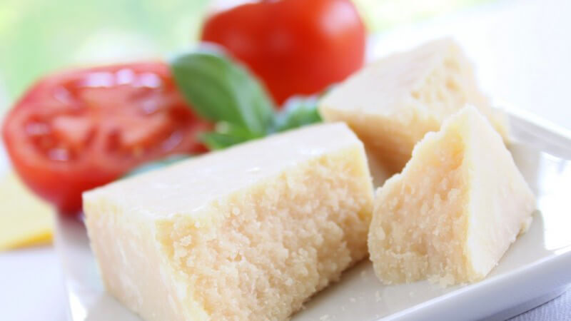 Nahaufnahme Parmesan, Tomaten, Basilikum