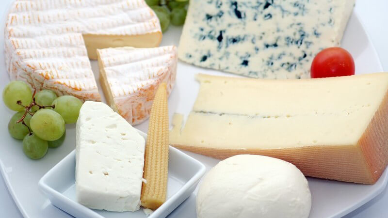 Käseplatte mit verschiedenen Käsesorten