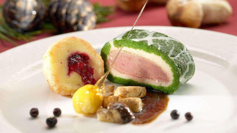 Fleisch, Kartoffeln und Gemüse auf Teller serviert, Rehrücken