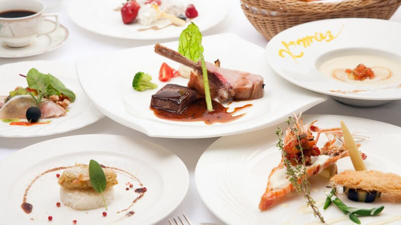 Mehrere Teller mit Delikatessen