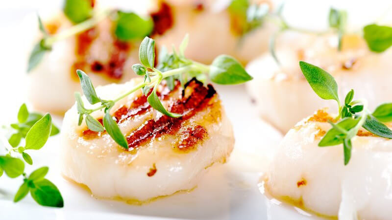 Gegrillte Jakobsmuscheln mit Thymianblättern