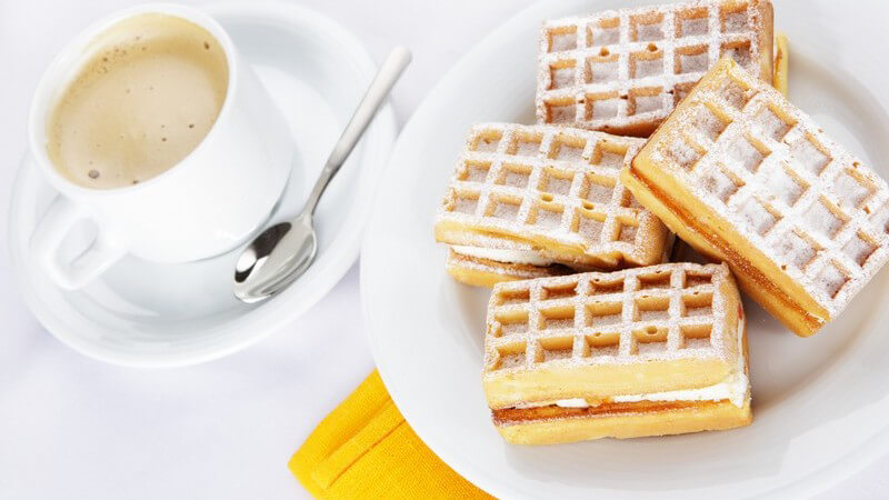 Frühstück: Waffeln, Tasse Kaffee
