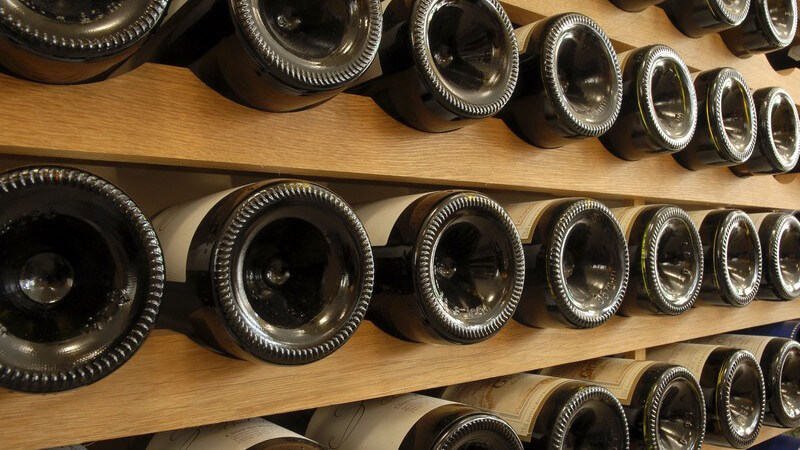 Nahaufnahme Ausschnitt Weinregal