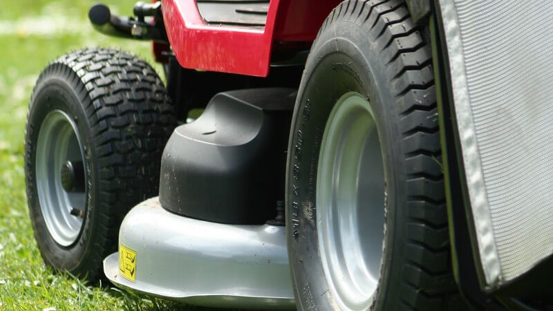 Nahaufnahme elektrischer Rasenmäher auf Rasen