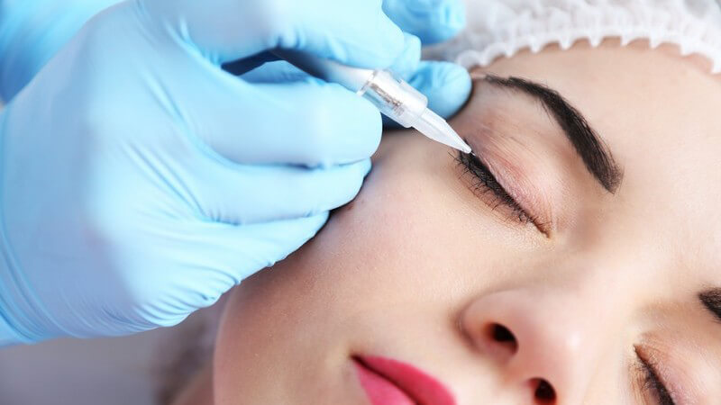 Permanent-Make-up-Behandlung am Augenlid