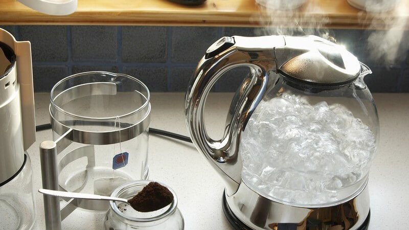 Dampfender Wasserkocher in Silber