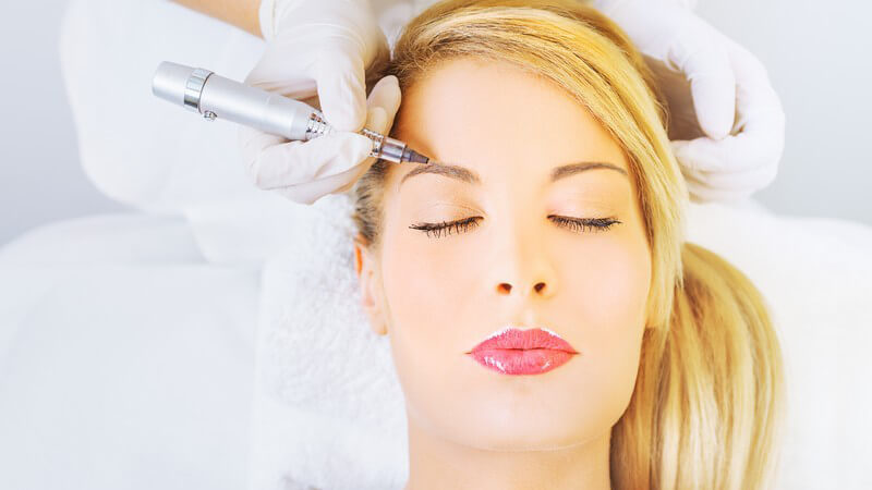 Permanent Make-up - Frau bekommt Augenbrauen tätowiert