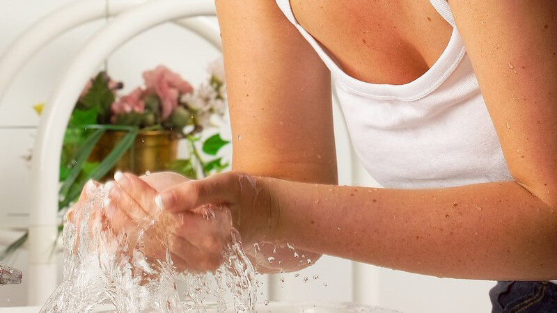 Frau beim Gesichtwaschen