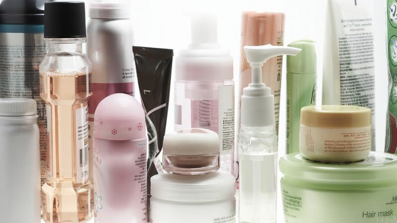 Sortiment an diversen Kosmetikartikeln wie Cremes, Reinigungsmilch etc.