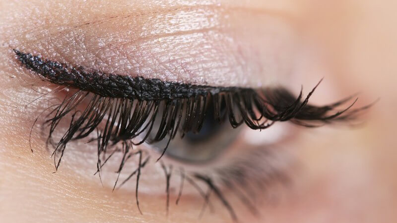 Rechtes Auge einer Frau mit Lidschatten, Lidstrich, Wimperntusche