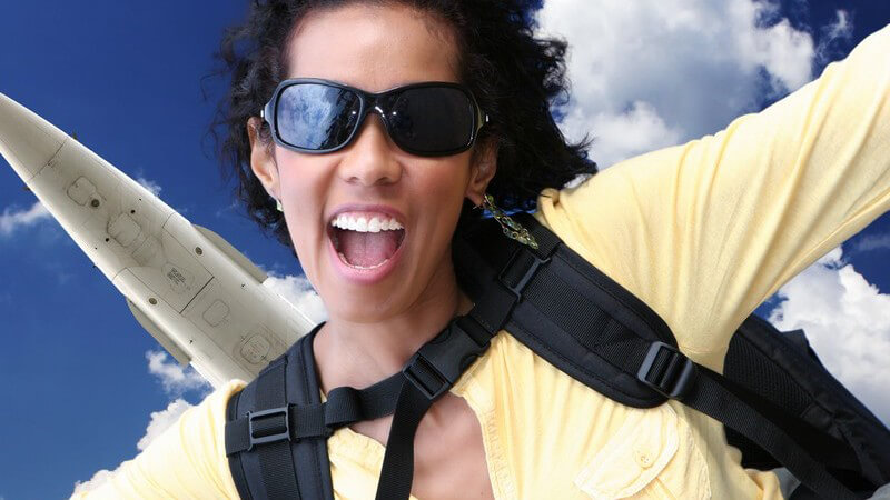 Ansicht von unten: Fallschirmspringerin springt aus dem Flugzeug