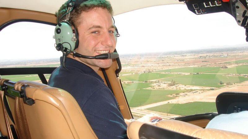 Rundflug: Pilot im Hubschrauber
