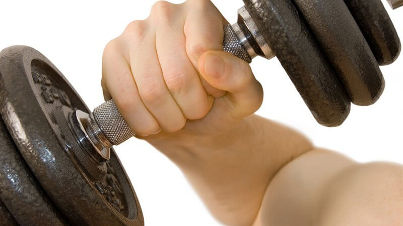 Gebeugter Arm mit dicker Kurzhantel