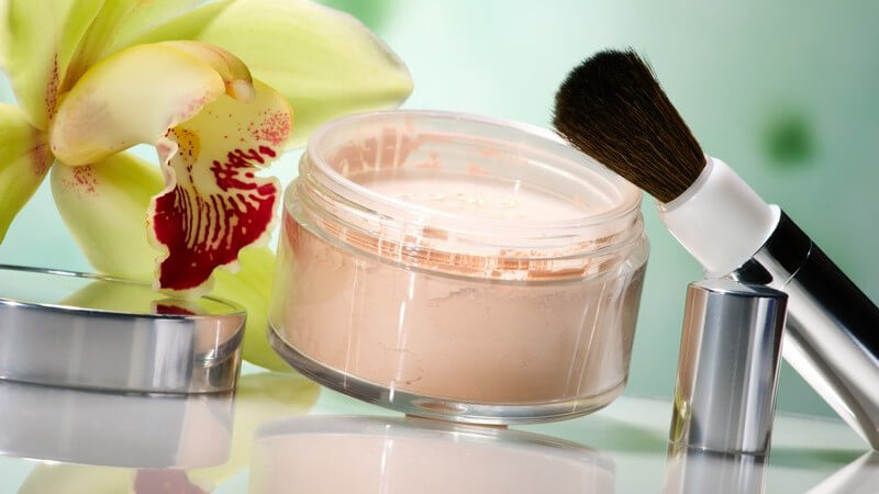 Nahaufnahme Puder, Pinsel, Orchideenblüte