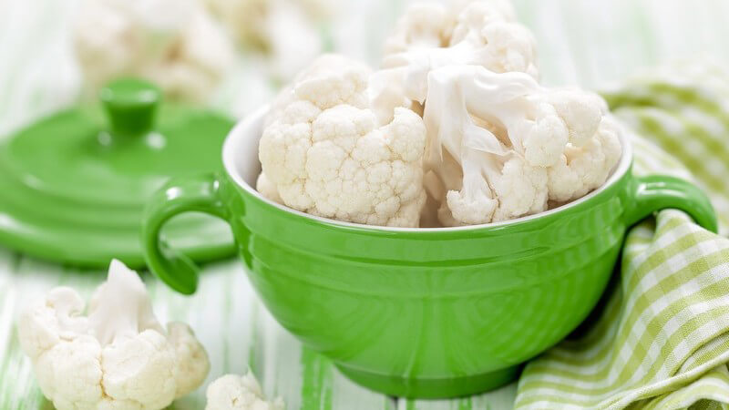 Blumenkohlröschen in kleiner grüner Schüssel