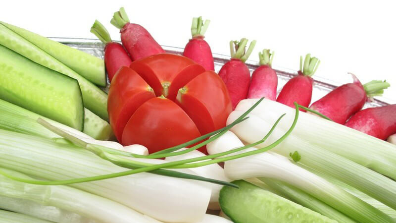 Frisches Gemüse wie Tomate, Gurke, Radieschen