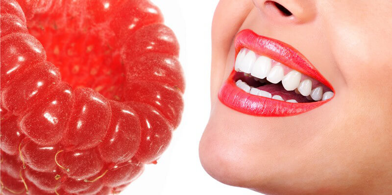 Links Ausschnitt riesige Himbeere, rechts lachender Frauenmund mit rotem Lippenstift