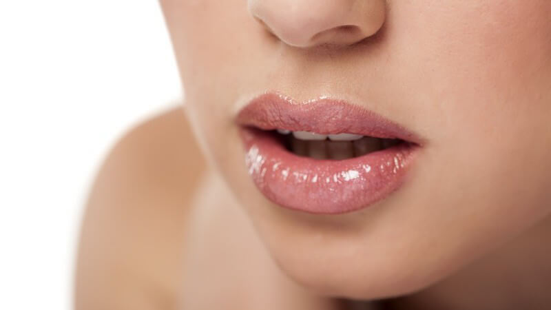 Leicht geöffneter Mund mit Lipgloss auf den Lippen
