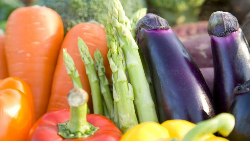 Frisches Gemüse: Paprika, Auberginen, Spargel, Möhren