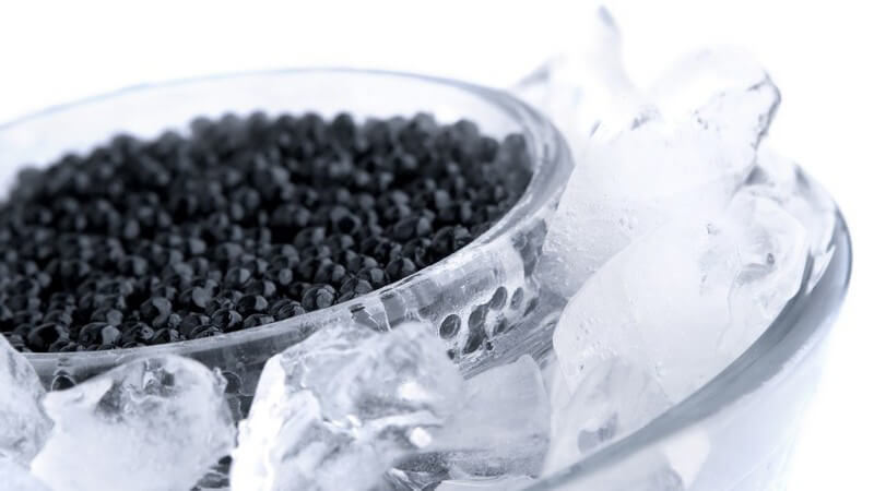 Gefäß mit schwarzem Kaviar auf einer Glasschüssel voller Eis zum Kühlen