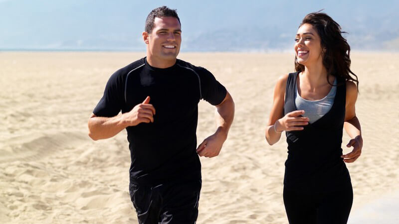 Junges Paar beim Joggen am Strand