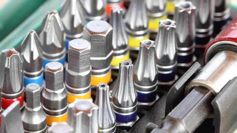 Nahaufnahme eines Bithalters und Bit-Sets mit vielen verschiedenen, farblich gekennzeichneten Bits