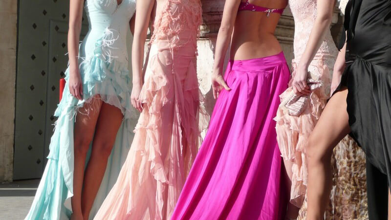 Fünf Models in ausgefallenen, schrillen Brautkleidern